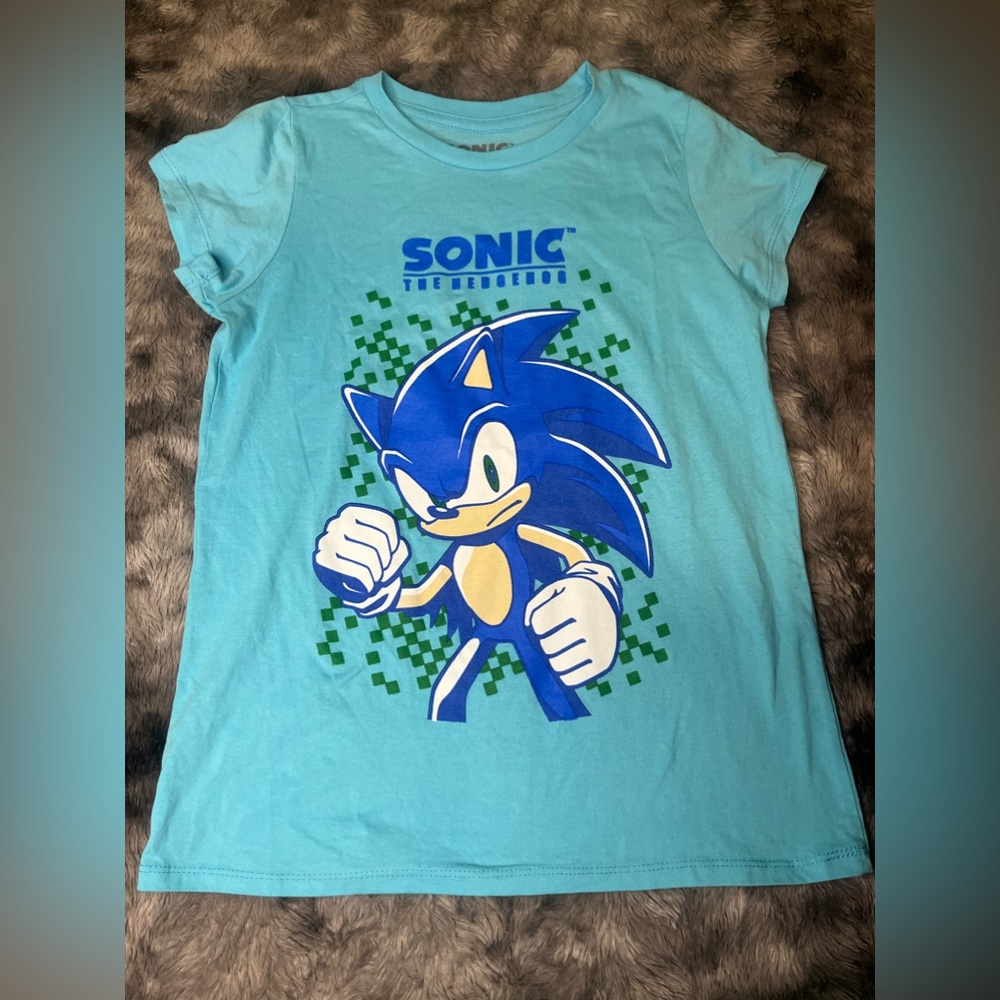 Sonic t-shirt ~ Girls size XL (14/16)